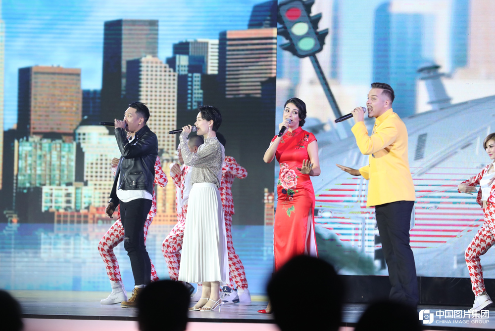 俞思远、余超颖、娜吉斯、迪马及上海交大外国留学生演唱歌曲《世界一起来》（官方摄影：中国图片集团）