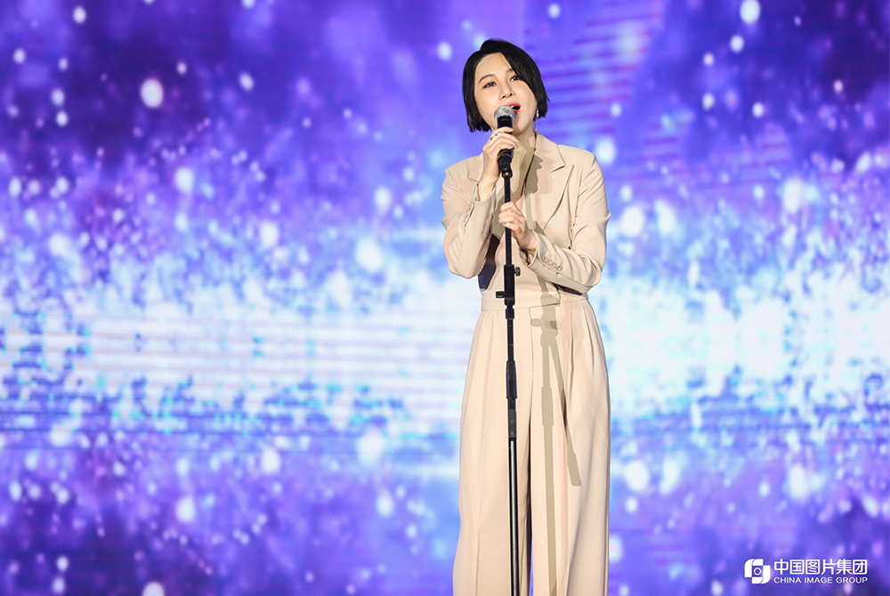 歌手尚雯婕演唱歌曲《最终信仰》（官方摄影：中国图片集团）