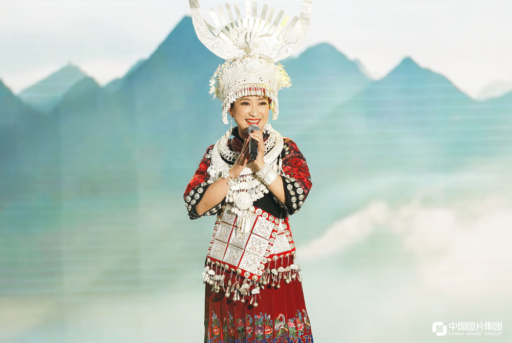 苗族歌手雷艳演唱歌曲《家乡的味道》（官方摄影：中国图片集团）