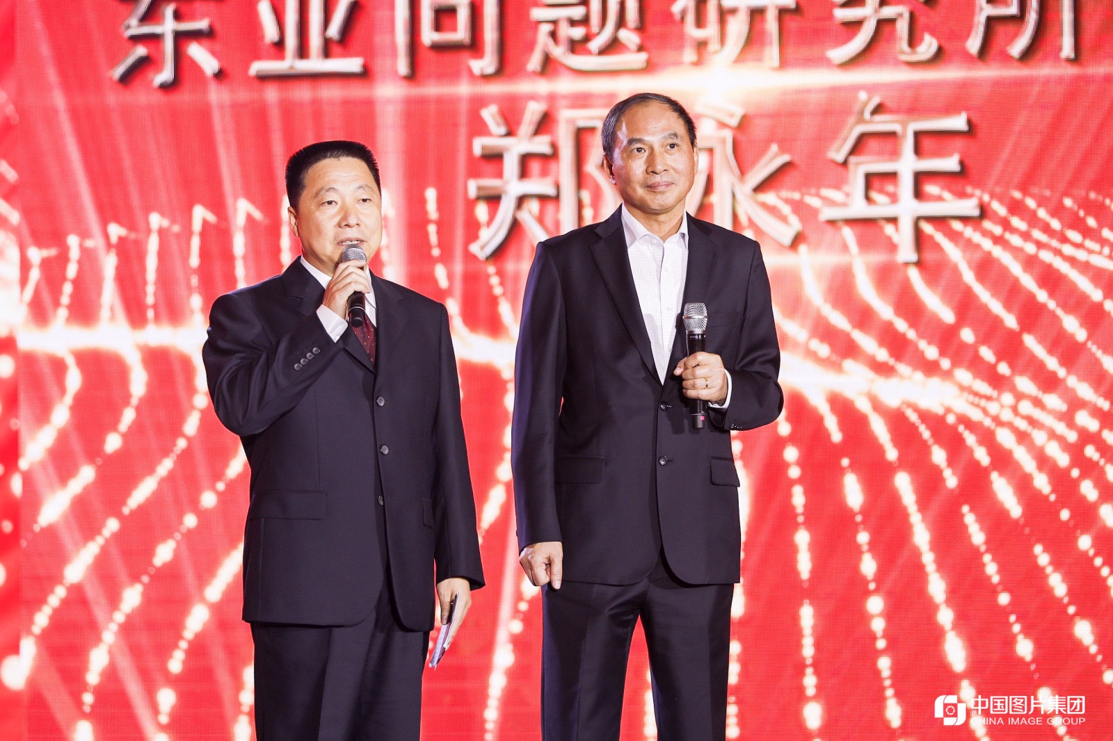 杨利伟（中国首飞航天员、航天英雄）、新加坡国立大学东亚问题研究所所长郑永年（官方摄影：中国图片集团）