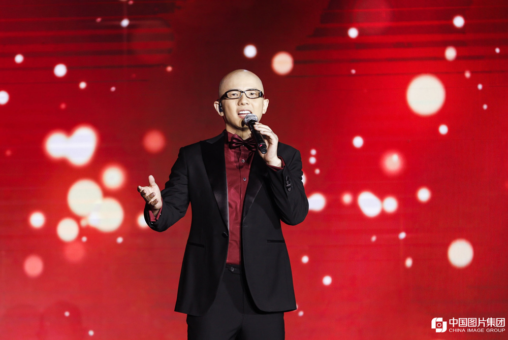 歌手平安演唱歌曲《新的天地》（官方摄影：中国图片集团）