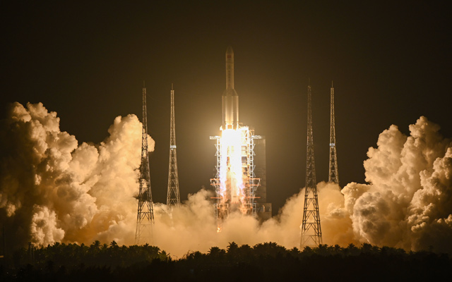 长征五号遥三运载火箭在中国文昌航天发射场点火升空