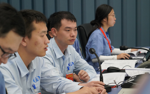 科技工作者在进行总检查