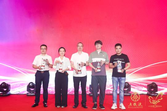 五粮液在温州瓯江上演炫彩婚礼秀