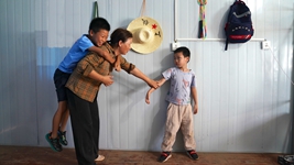 夏日工地里的母子团聚