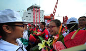广州学生向科考队员献花