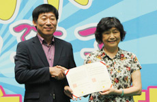 汤小泉理事长向张元基总裁回赠证书