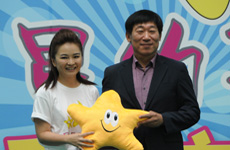 张元基总裁向周洲颁发活动吉祥物