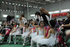 准备上台表演的孩子们