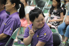 孩子做出胜利手势