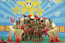 少年儿童表演精彩节目