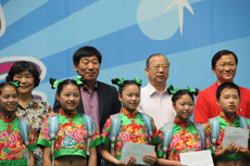 嘉宾与孩子们合影