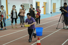 孩子们参与搬水工游戏