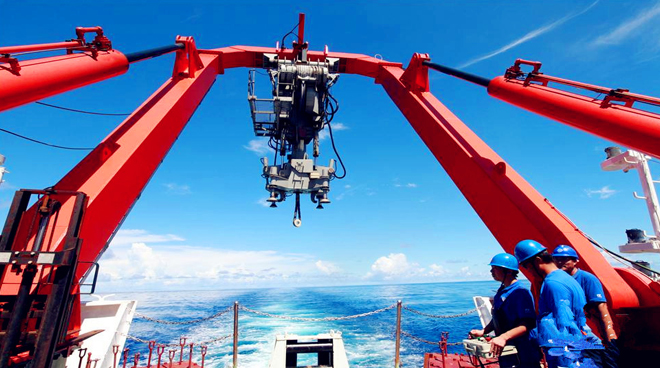 &ldquo;蛟龙&rdquo;号下潜人员抛载逃生训练(高清)