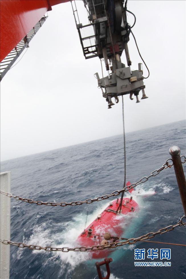 &ldquo;蛟龙&rdquo;携特殊设备第二航段首次下潜(高清)