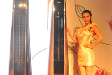 模特与智能空调合影