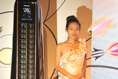 模特与智能空调合影