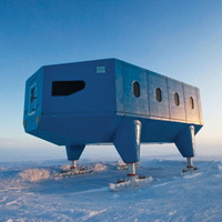 飞机何时开始出现在南极的上空？