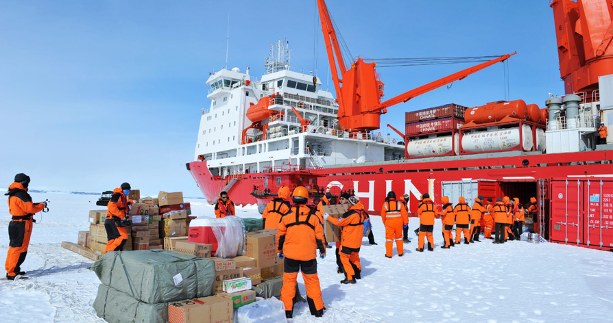 中国第30次南极科学考察队开始卸货作业