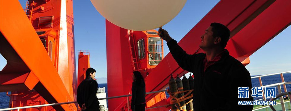 "雪龙"号科考队员投放GPS气象探空气球(高清)