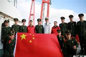 上海邊防官兵為第32次南極科考“雪龍號”送行