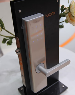 智能门锁 0.4秒指纹开锁(组图)