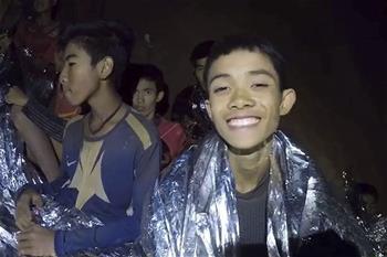 洞穴數日 泰國少年足球隊員挺住了