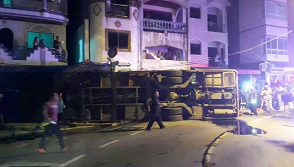 载有中国游客的大巴在普吉府翻车造成2死24伤