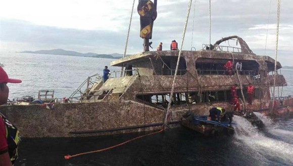 泰国普吉倾覆沉没的“凤凰”号游船打捞出水