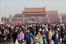 天安门广场提前迎五一旅游热 场面如春运