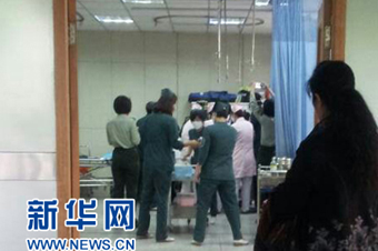 一名受伤人员的家属在急救室门外等候