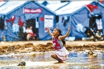 影像记录：鲁甸在废墟中前行