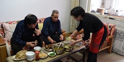 一顿久违的家常饭&mdash;&mdash;呼格父母与老友汤计过新年