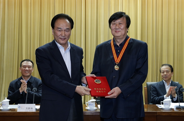 新华社社长、党组书记蔡名照为汤计颁发奖章及证书