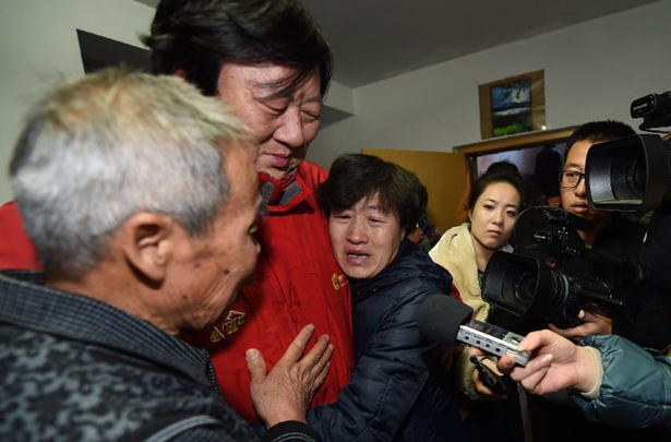 呼格父母听到&ldquo;呼格案&rdquo;再审结果后与汤计含泪相拥