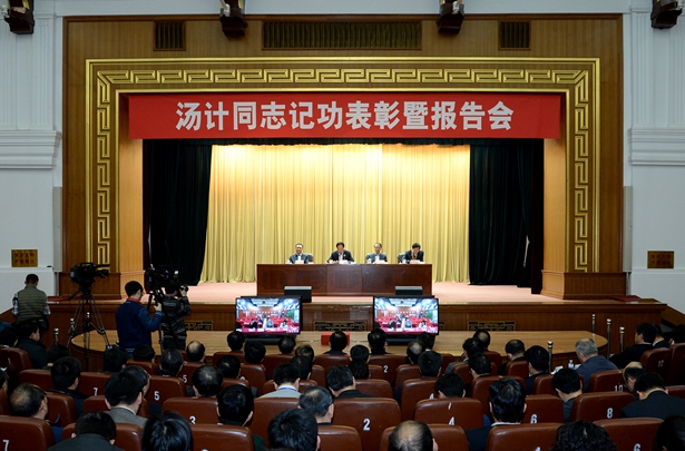 新华社为推动&ldquo;呼格案&rdquo;重审的记者汤计记功