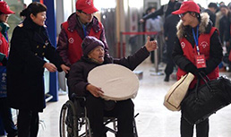 春运瞬间：情暖归乡路