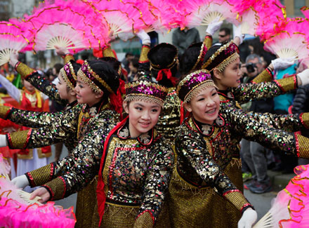 温哥华举行春节狂欢游行