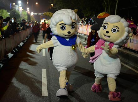 澳门举行花车巡游汇演