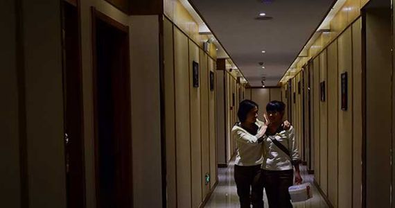 【图片故事】“最美洗脚妹”人大代表的两会声音