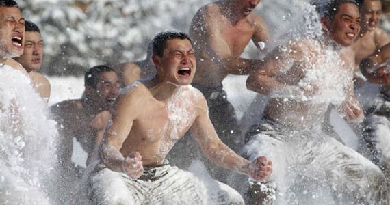 黑河边防官兵极寒天气赤膊浴雪奋战血性十足