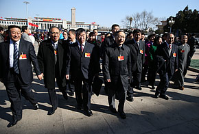 政协委员走向人民大会堂