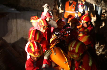 中国国际救援队成功救出第二名幸存者