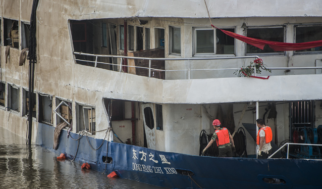 客船整体打捞出水 搜救人员进舱作业