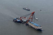 &ldquo;东方之星&rdquo;船体被移出事发水域