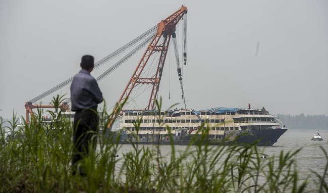 &ldquo;东方之星&rdquo;船体被拖离事发水域