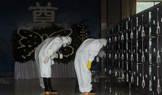 细心为逝者入殓