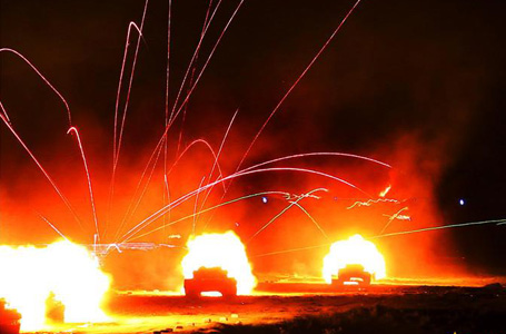 解放军夜间射击猛照：炮火映天 场景科幻