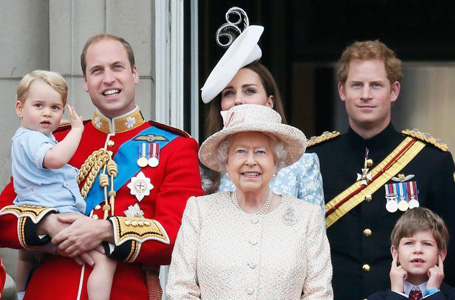 英国女王庆生 乔治小王子&ldquo;抢镜&rdquo;