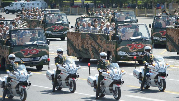 抗战老兵乘车方队